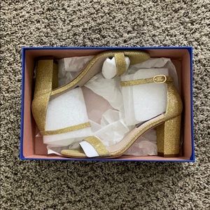 Stuart Weitzman nearly nude gold sandal NWOT sz 7